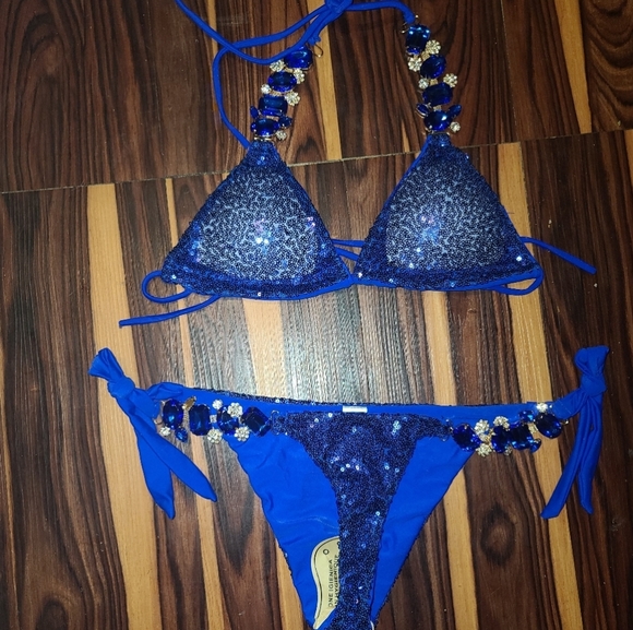 bikini - Picture 2 of 2